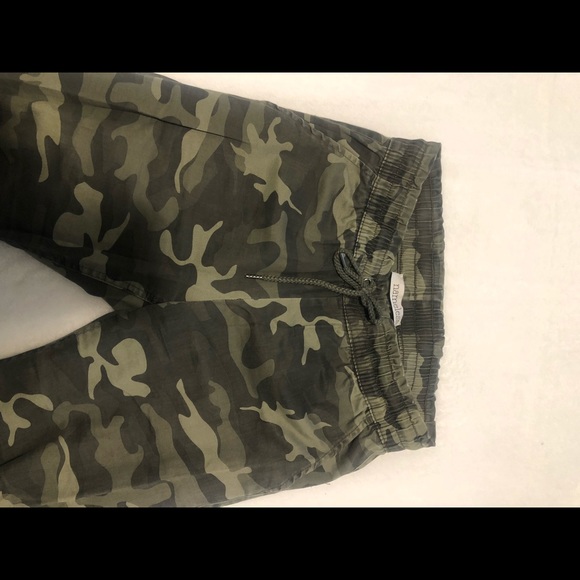 Camo women’s joggers with drawstrings and pockets - Picture 3 of 5